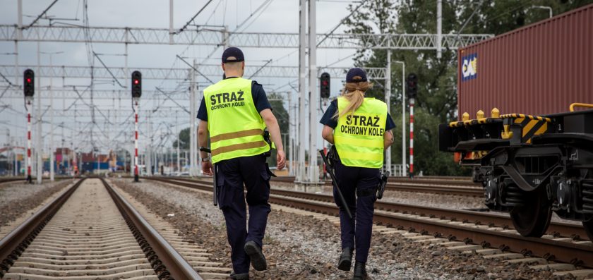 Mężczyzna z urazem nogi odnaleziony na torowisku