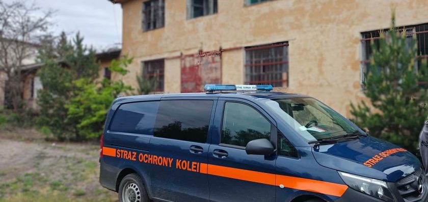 Rzucali kamieniami w szyby budynku PKP