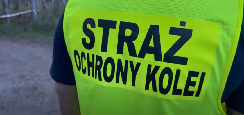 Działania służb w związku z porzuconym autem w rejonie torowiska