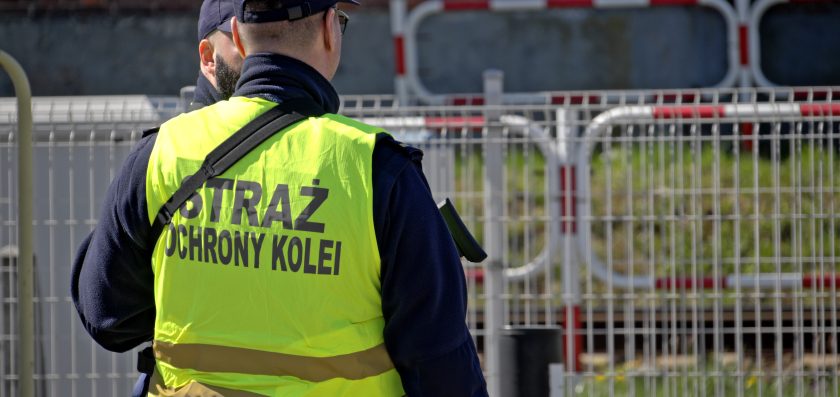 Zdewastował lampę oświetleniową na peronie
