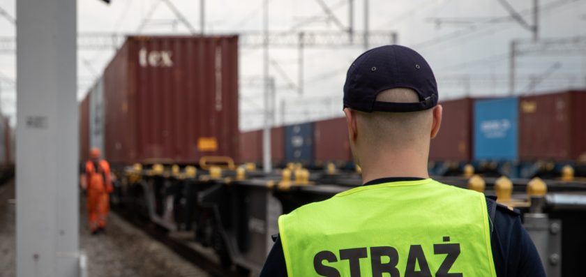 Młodzi wandale pomalowali kolejowe wagony