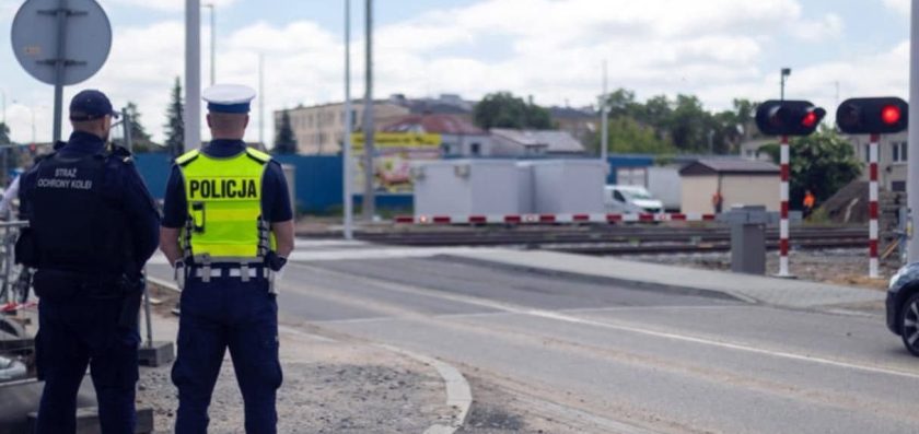 Zlekceważył czerwone światło i wjechał pod zamykające się rogatki