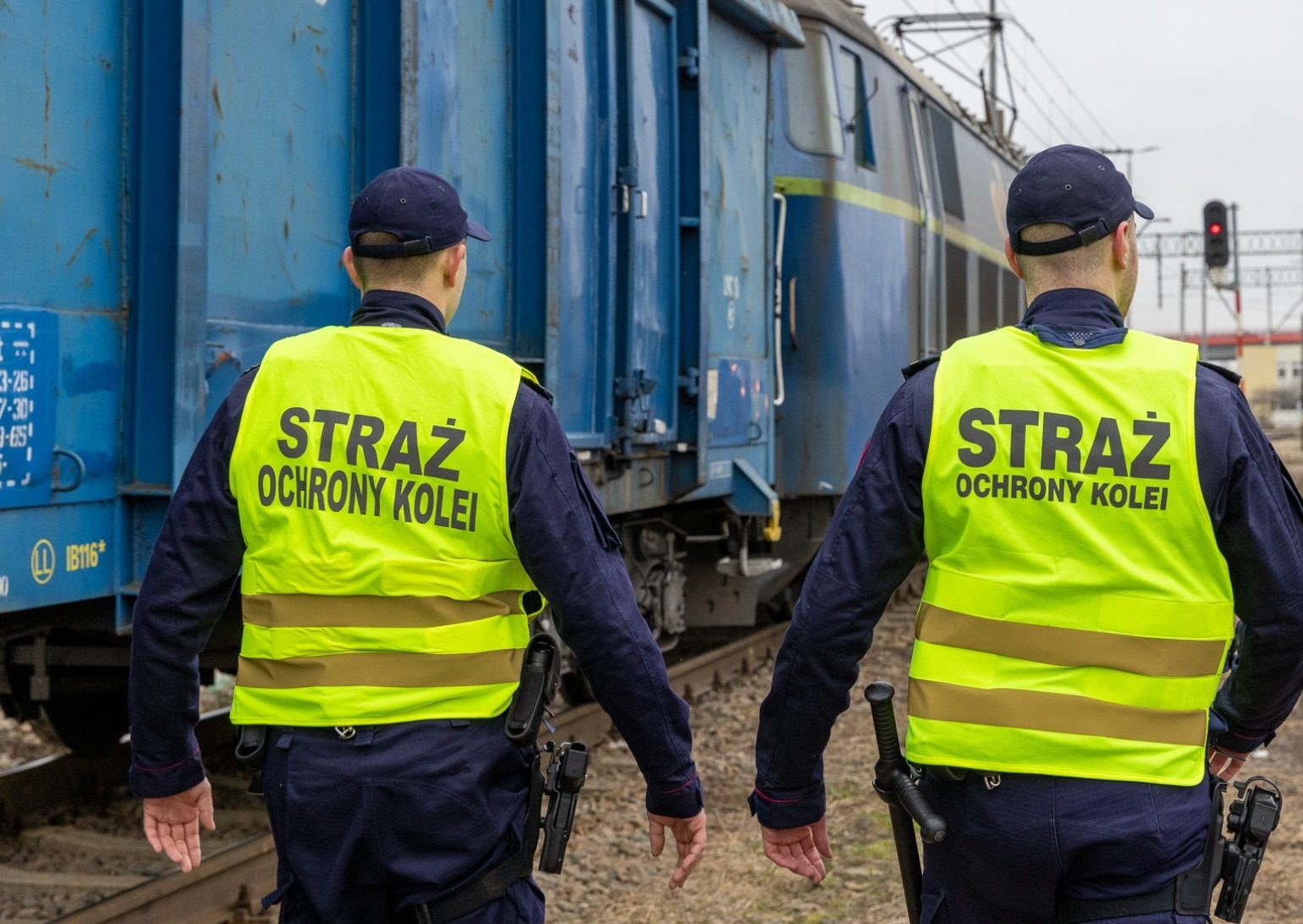 Niebezpieczna podróż w wagonie towarowym zakończona interwencją SOK
