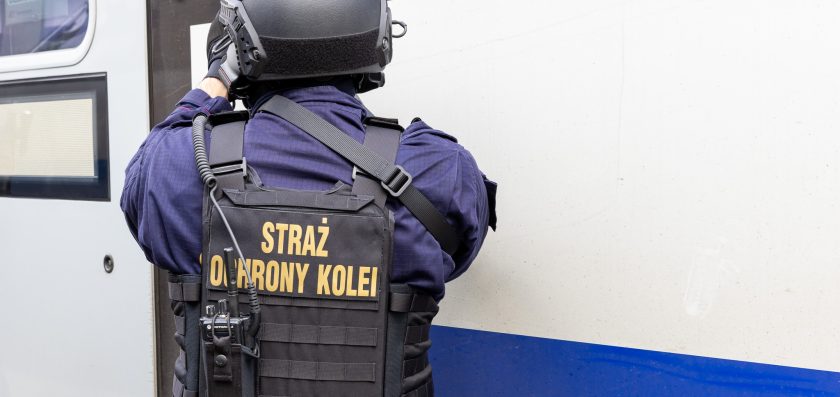 Funkcjonariusze SOK uratowali mężczyznę z torów przed nadjeżdżającym pociągiem