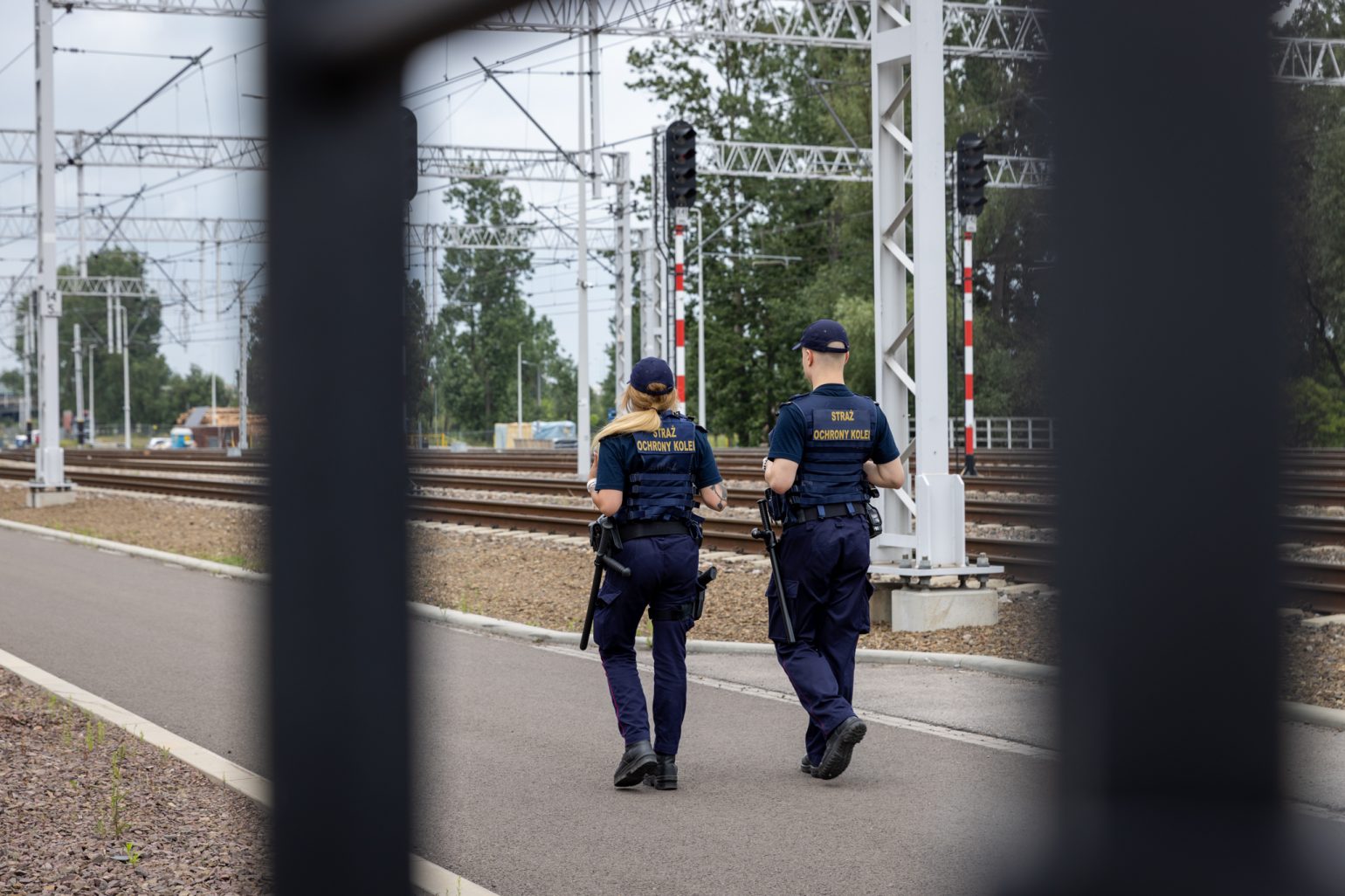 Nieletni odpowiedzą za pomalowanie drezyny