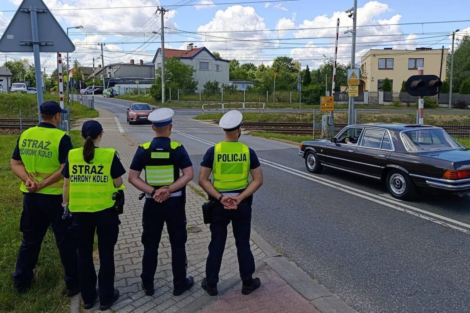 Bezpieczeństwo zaczyna się przed przejazdem. Wspólne działania funkcjonariuszy SOK i policjantów w Katowicach