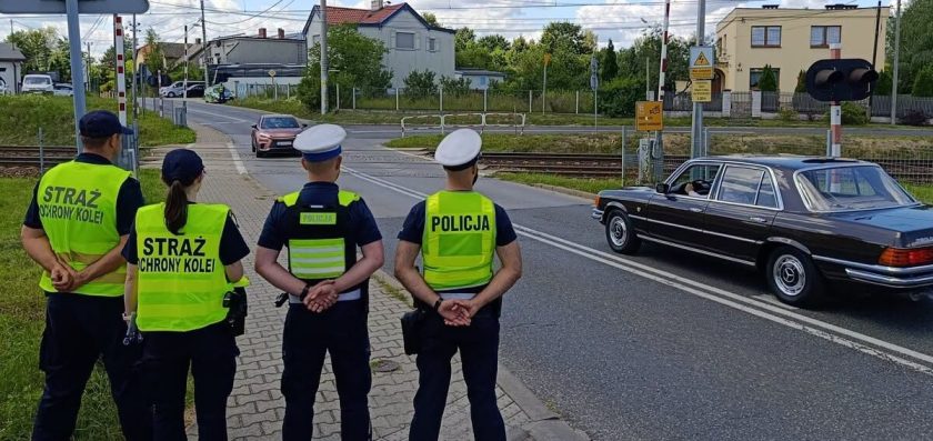 Bezpieczeństwo zaczyna się przed przejazdem. Wspólne działania funkcjonariuszy SOK i policjantów w Katowicach