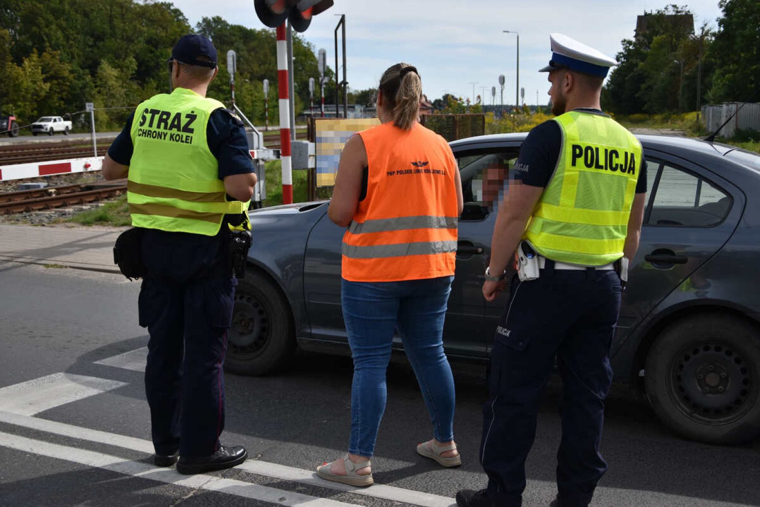 Funkcjonariusze SOK, Policji oraz pracownica PKP Polskich Linii Kolejowych podczas akcji Bezpieczny Piątek
