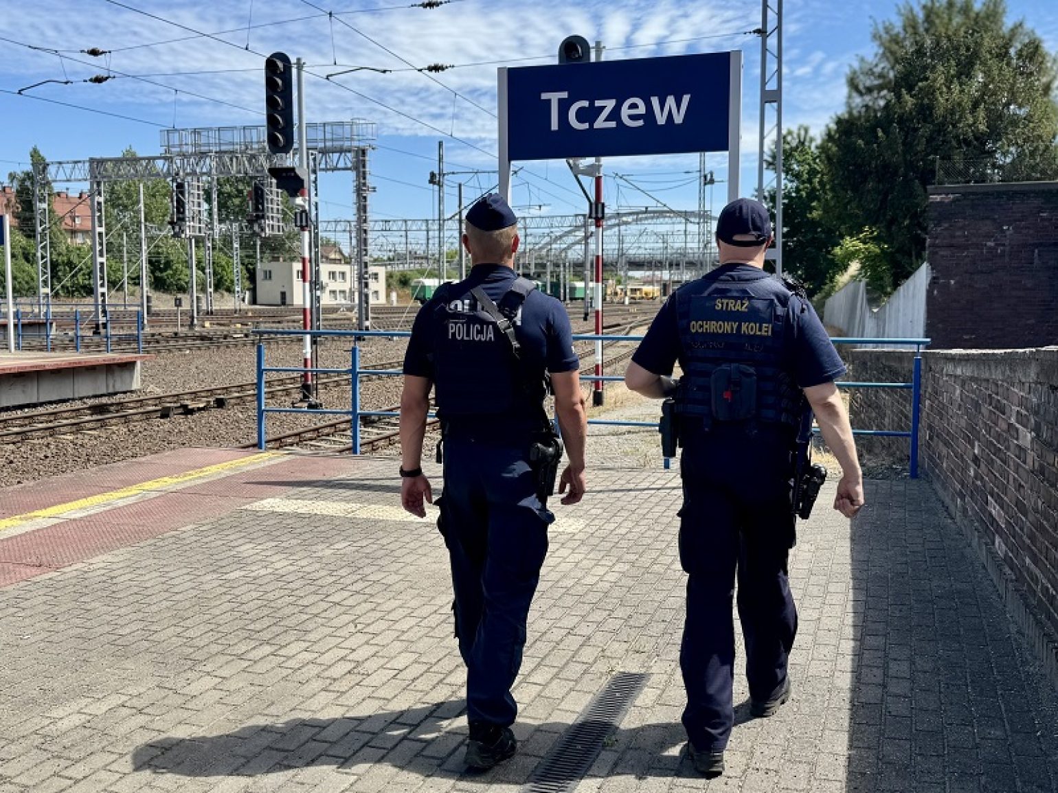 Funkcjonariusz SOK i policjant podczas patrolu stacji