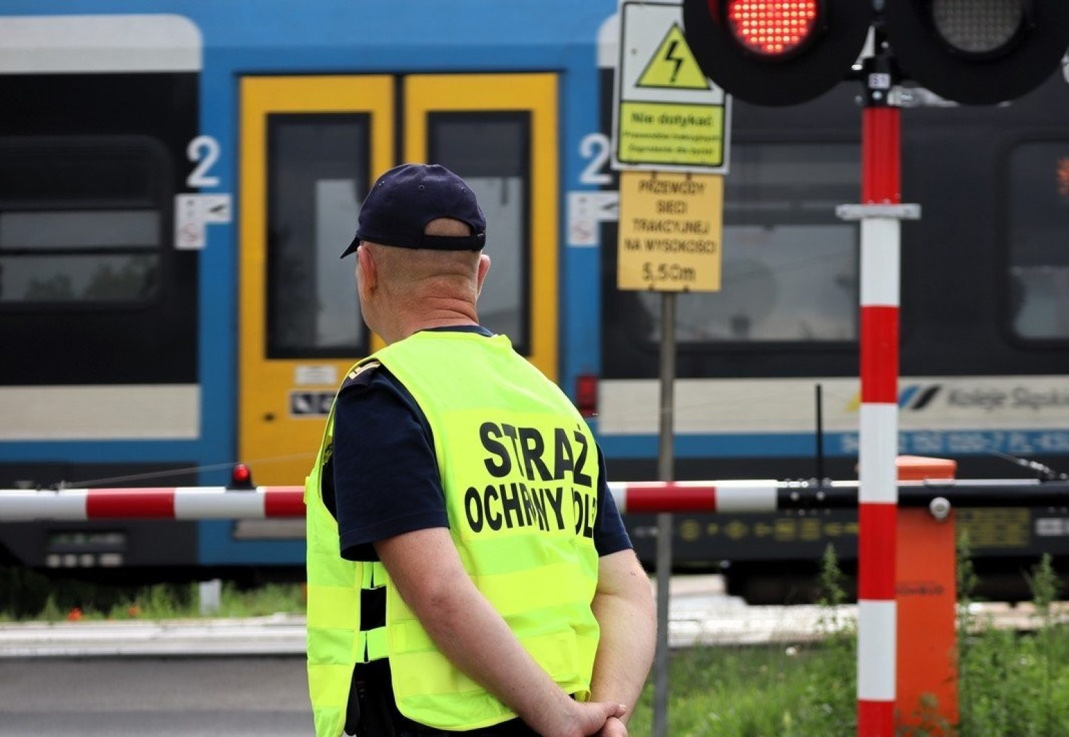 Funkcjonariusz SOK na przejeździe kolejowo-drogowym