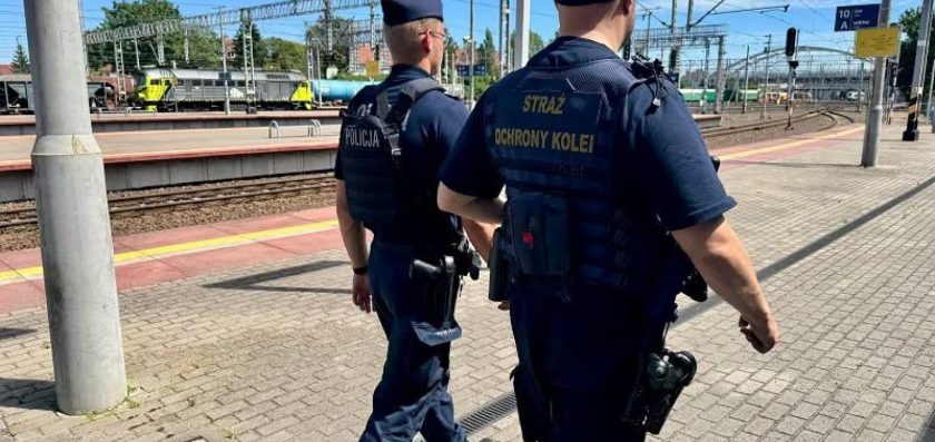 Kierowca był pijany, a w jego samochodzie znaleziono narkotyki