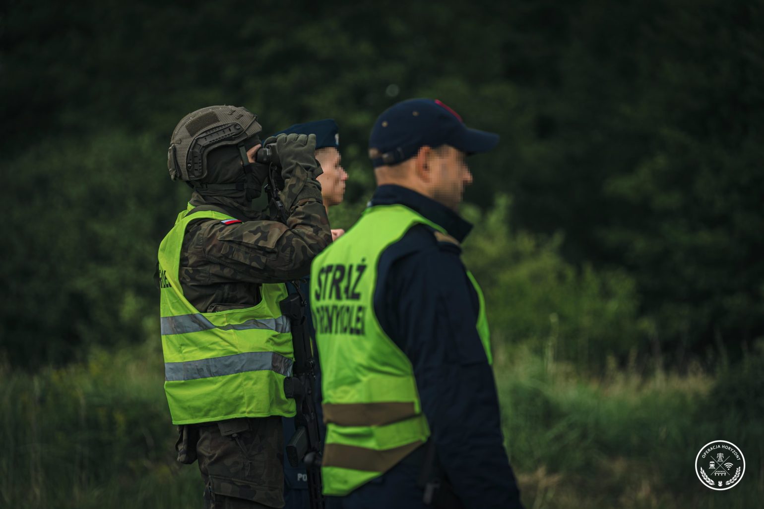 Funkcjonariusze SOK i Policji oraz żołnierz WP