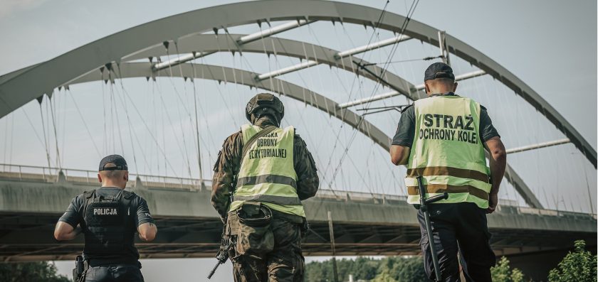 Funkcjonariusze udzielili pomocy uczestnikowi wypadku drogowego
