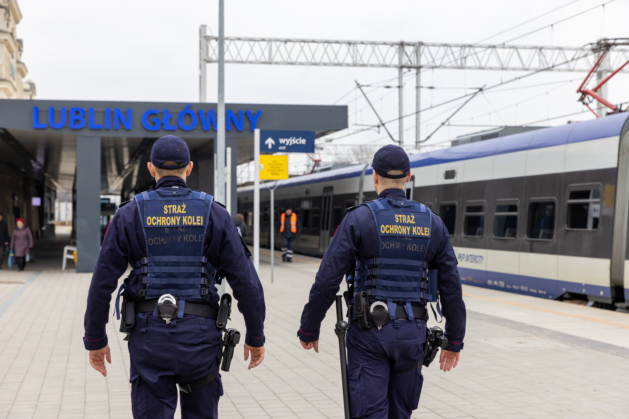 Szczecińscy funkcjonariusze SOK ujęli obywatela Białorusi, który posiadał  przy sobie przedmiot przypominający broń palną