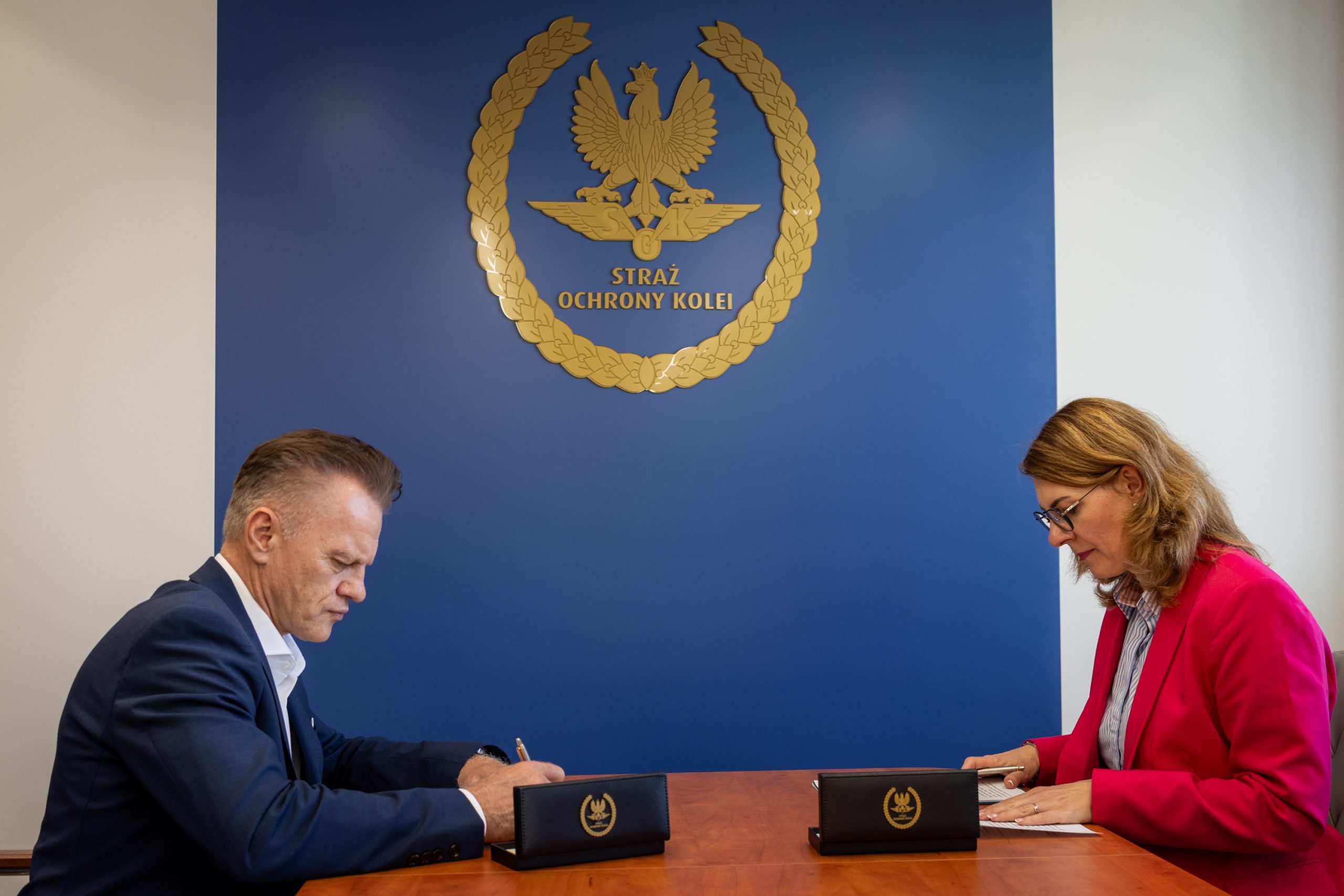 Nowe latarki, kolimatory i kabury dla funkcjonariuszy Straży Ochrony Kolei