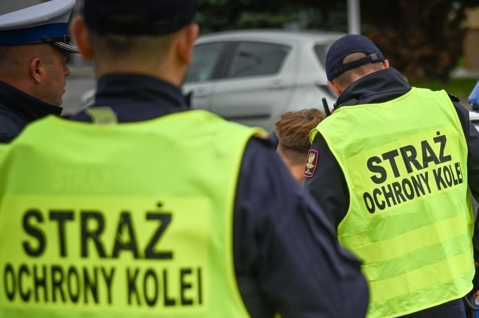 Nietrzeźwy kierowca wjechał na nasyp kolejowy
