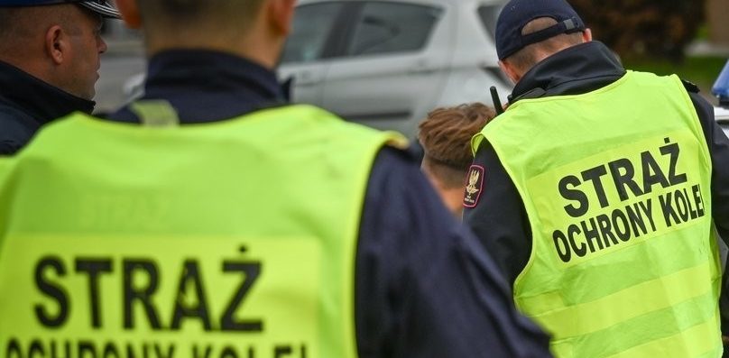 Nietrzeźwy kierowca wjechał na nasyp kolejowy