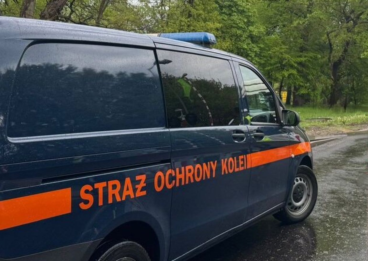 Funkcjonariuszka SOK i policjant pomogli kobiecie wymienić uszkodzone koło