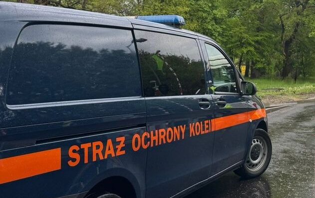 Funkcjonariuszka SOK i policjant pomogli kobiecie wymienić uszkodzone koło