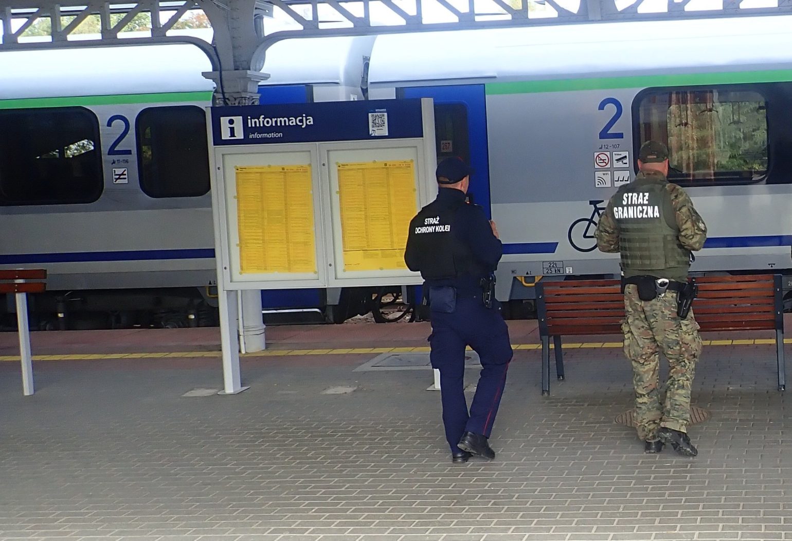 Funkcjonariusze SOK i SG podczas wspólnej służby
