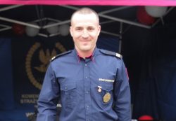 Funkcjonariusz SOK odznaczony brązową odznaką „Zasłużony Honorowy Dawca Krwi”