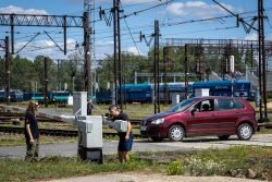 Symulacja zderzenia lokomotywy z samochodem w ramach ogólnopolskiej kampanii społecznej Bezpieczny Przejazd