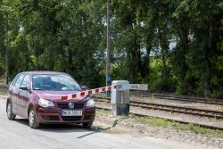 Symulacja zderzenia lokomotywy z samochodem w ramach ogólnopolskiej kampanii społecznej Bezpieczny Przejazd