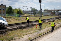 Symulacja zderzenia lokomotywy z samochodem w ramach ogólnopolskiej kampanii społecznej Bezpieczny Przejazd