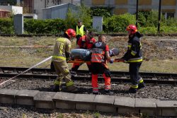 Symulacja zderzenia lokomotywy z samochodem w ramach ogólnopolskiej kampanii społecznej Bezpieczny Przejazd