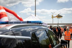 Symulacja zderzenia lokomotywy z samochodem w ramach ogólnopolskiej kampanii społecznej Bezpieczny Przejazd