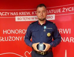 Funkcjonariusz Straży Ochrony Kolei uhonorowany odznaką od Ministra Zdrowia „Honorowy Dawca Krwi - Zasłużony dla Zdrowia Narodu”