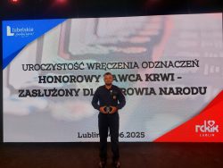 Funkcjonariusz Straży Ochrony Kolei uhonorowany odznaką od Ministra Zdrowia „Honorowy Dawca Krwi - Zasłużony dla Zdrowia Narodu”