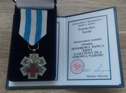 Funkcjonariusz Straży Ochrony Kolei uhonorowany odznaką od Ministra Zdrowia „Honorowy Dawca Krwi - Zasłużony dla Zdrowia Narodu”