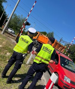 Wzmożone działania chełmskich funkcjonariuszy Straży Ochrony Kolei i Policji na przejazdach kolejowych