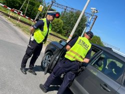 Wzmożone działania chełmskich funkcjonariuszy Straży Ochrony Kolei i Policji na przejazdach kolejowych