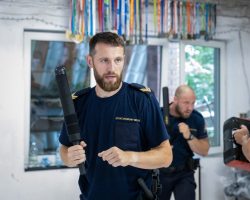 Taktyka i techniki posługiwania się pałką teleskopową