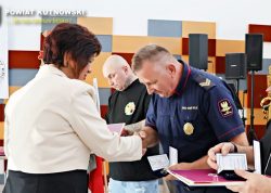 Kutnowski funkcjonariusz SOK odznaczony odznaką Honorowy Dawca Krwi Zasłużony dla Zdrowia Narodu
