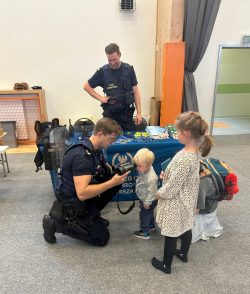 Funkcjonariusze Straży Ochrony Kolei na Pikniku Rodzinnym z okazji Święta Policji