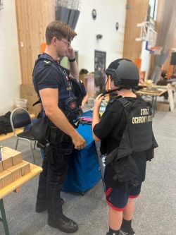 Funkcjonariusze Straży Ochrony Kolei na Pikniku Rodzinnym z okazji Święta Policji