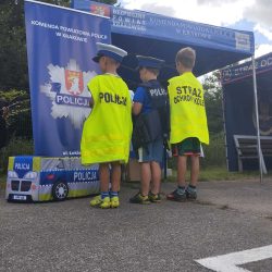 23 lipca br., w Nawojowej Górze, funkcjonariusze Straży Ochrony Kolei wspólnie z policjantami z Wydziału Prewencji Komendy Powiatowej Policji w Krakowie prowadzili działania profilaktyczne w trosce o bezpieczeństwo najmłodszych.