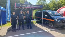 23 lipca br., w Nawojowej Górze, funkcjonariusze Straży Ochrony Kolei wspólnie z policjantami z Wydziału Prewencji Komendy Powiatowej Policji w Krakowie prowadzili działania profilaktyczne w trosce o bezpieczeństwo najmłodszych.