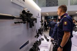 XXXIII Międzynarodowy Salon Przemysłu Obronnego z udziałem funkcjonariuszy Straży Ochrony Kolei