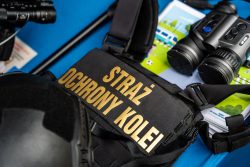 Funkcjonariusze SOK pomogli starszemu mężczyźnie, który upadł na peronie
