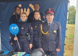 Funkcjonariusze SOK pomogli starszemu mężczyźnie, który upadł na peronie