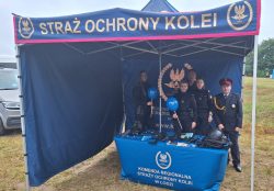Funkcjonariusze SOK pomogli starszemu mężczyźnie, który upadł na peronie