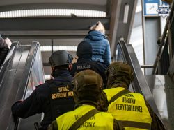W związku z incydentami, które miały miejsce w ostatnim czasie na szlakach kolejowych, funkcjonariusze Straży Ochrony Kolei wspólnie z policjantami oraz żołnierzami Wojska Polskiego prowadzą w całym kraju wzmożone działania. Ich celem jest zabezpieczenie kluczowych elementów infrastruktury kolejowej oraz zapewnienie bezpieczeństwa pasażerom. Mundurowi realizują założenia operacji „TOR” na terenie całej Polski.