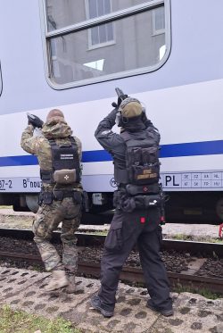 Symulacja zagrożenia na kolei – wspólna ćwiczenia SOK, SG i Policji