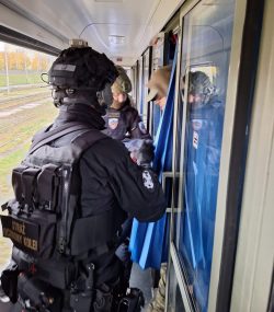 Symulacja zagrożenia na kolei – wspólna ćwiczenia SOK, SG i Policji