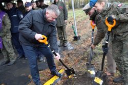 Funkcjonariusze SOK przyłączyli się do akcji sadzenia „Lasu Pamięci”