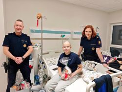Funkcjonariusze SOK odwiedzili dzielnych bohaterów z oddziału onkologii dziecięcej